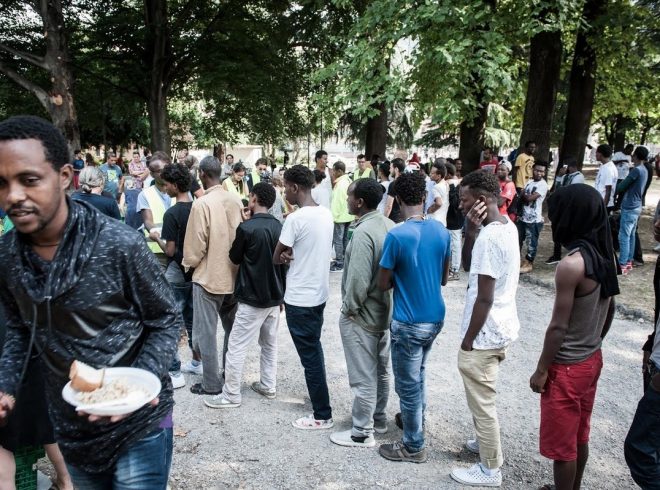 O fotojornalista italiano Mattia Vacca em Como no verão de 2016 e mostra um grupo de migrantes em um parque fora da estação ferroviária. Centenas ficaram presas na fronteira entre a Itália e a Suíça, depois que a Suíça fechou suas fronteiras para os migrantes que tentavam chegar ao norte da Europa.